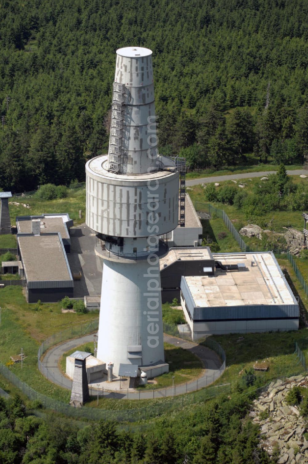 Aerial photograph Schneeberg - Blick auf den Schneeberg und den Fernmeldeturm. Der Schneeberg ist mit 1.051 m ü. NN der höchste Berg im Fichtelgebirge (Nordostbayern) und im Frankenland. Schon von weitem erkennt man ihn an seinem klotzigen Turm der ehemaligen Streitkräfte – ein Mahnmal an den Kalten Krieg. Der Gipfelbereich besteht aus einem Granitblockmeer und einer Felsburg, auf dem das Aussichtstürmchen „Backöfele“ steht. Militärische Bauwerke prägen stark das Gipfelbild.