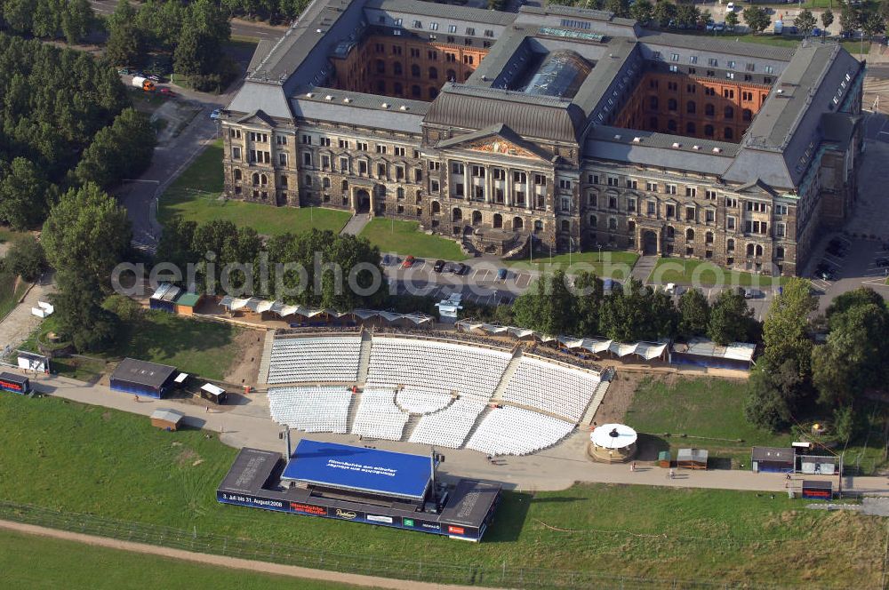 Dresden from above - Blick auf das Sächsische Staatsministerium der Finanzen. Es ist seit der Wiedergründung des Freistaates Sachsen im Jahr 1990 die oberste Finanzbehörde und wird von Staatsminister Prof. Dr. Georg Unland geleitet. Das Gebäude wurde zwischen 1890 und 1894 im Stil der Neorenaissance am Elbufer erbaut. Es verfügt über mehrere Innenhöfe und ein Giebelbild an der Elbseite, das Saxonia umgeben von den allegorischen Künsten und den Einnahmen des Staates zeigt. Vor dem Sächsischen Staatsministerium der Finanzen befinden sich die Filmnächte am Elbufer. Hierbei handelt es sich um ein Open-Air-Kino und Konzertfestival, das jährlich im Sommer in Dresden stattfindet und wahrscheinlich das größte dieser Art in Europa ist. Es liegt direkt am Elbufer mit Blick auf die Dresdner Altstadt und bietet Sitzplätze für ca. 4000 Besucher, davon sind 400 überdacht. Bei Konzertveranstaltungen ist Platz für ca. 15 000 Besucher. Kontakt: Sächsisches Staatsministerium der Finanzen, Carolaplatz 1 01097 Dresden, Tel. +49(0)351 56 40, Email: post@smf.sachsen.de; Filmnächte am Elbufer Veranstalter: PAN Veranstaltungslogistik und Kulturgastronomie GmbH, Carolinenstraße 1a 01097 Dresden, Tel. +49(0)351 89932 0, Fax +49(0)351 89932 19, Email: info@filmnaechte-am-elbufer.de