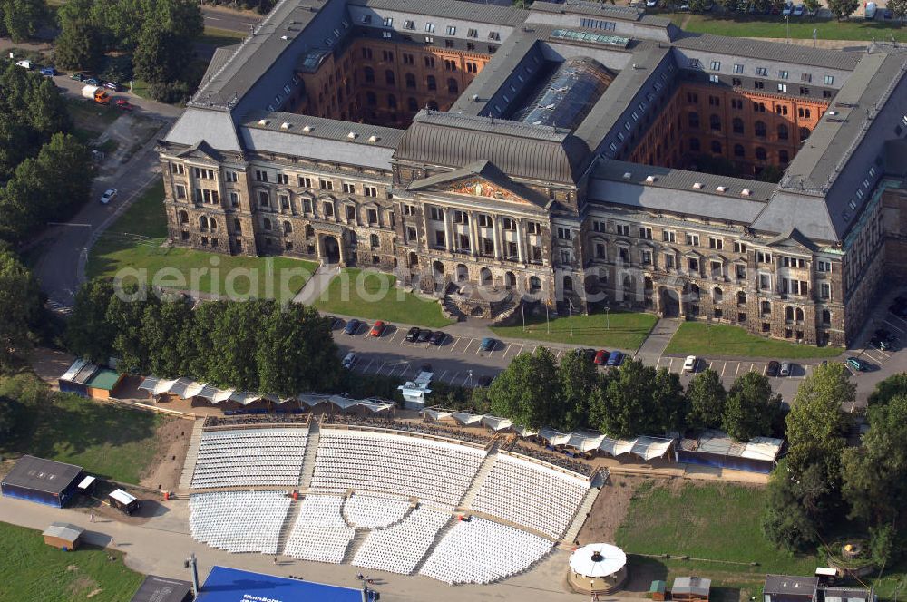 Aerial image Dresden - Blick auf das Sächsische Staatsministerium der Finanzen. Es ist seit der Wiedergründung des Freistaates Sachsen im Jahr 1990 die oberste Finanzbehörde und wird von Staatsminister Prof. Dr. Georg Unland geleitet. Das Gebäude wurde zwischen 1890 und 1894 im Stil der Neorenaissance am Elbufer erbaut. Es verfügt über mehrere Innenhöfe und ein Giebelbild an der Elbseite, das Saxonia umgeben von den allegorischen Künsten und den Einnahmen des Staates zeigt. Vor dem Sächsischen Staatsministerium der Finanzen befinden sich die Filmnächte am Elbufer. Hierbei handelt es sich um ein Open-Air-Kino und Konzertfestival, das jährlich im Sommer in Dresden stattfindet und wahrscheinlich das größte dieser Art in Europa ist. Es liegt direkt am Elbufer mit Blick auf die Dresdner Altstadt und bietet Sitzplätze für ca. 4000 Besucher, davon sind 400 überdacht. Bei Konzertveranstaltungen ist Platz für ca. 15 000 Besucher. Kontakt: Sächsisches Staatsministerium der Finanzen, Carolaplatz 1 01097 Dresden, Tel. +49(0)351 56 40, Email: post@smf.sachsen.de; Filmnächte am Elbufer Veranstalter: PAN Veranstaltungslogistik und Kulturgastronomie GmbH, Carolinenstraße 1a 01097 Dresden, Tel. +49(0)351 89932 0, Fax +49(0)351 89932 19, Email: info@filmnaechte-am-elbufer.de