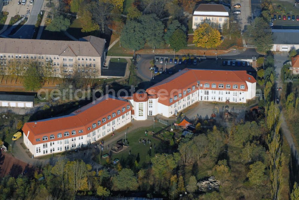 Aerial image Burg - Blick auf den Schulkomplex neben dem MEDIGREIF Krankenhaus in Burg. Das Gebäude teilen sich die Sonderschule für lernbehinderte Kinder Theodor Neubauer und die Lindenschule für geistig Behinderte in Burg. Kontakt: Sonderschule Lindenschule, In der Alten Kaserne 15a 39288 Burg, Tel. +49(0)3921 996757; Förderschule für Lernbehinderte Dr. Theodor Neubauer, In der Alten Kaserne 15a 39288 Burg, Tel. +49(0)3921 9848 27, Fax +49(0)3921 9848 30, Email: theodorneubauer@web.de, kontakt@sos-neubauer.bildung-lsa.de, leutung@sos-neubauer.bildung-lsa.de