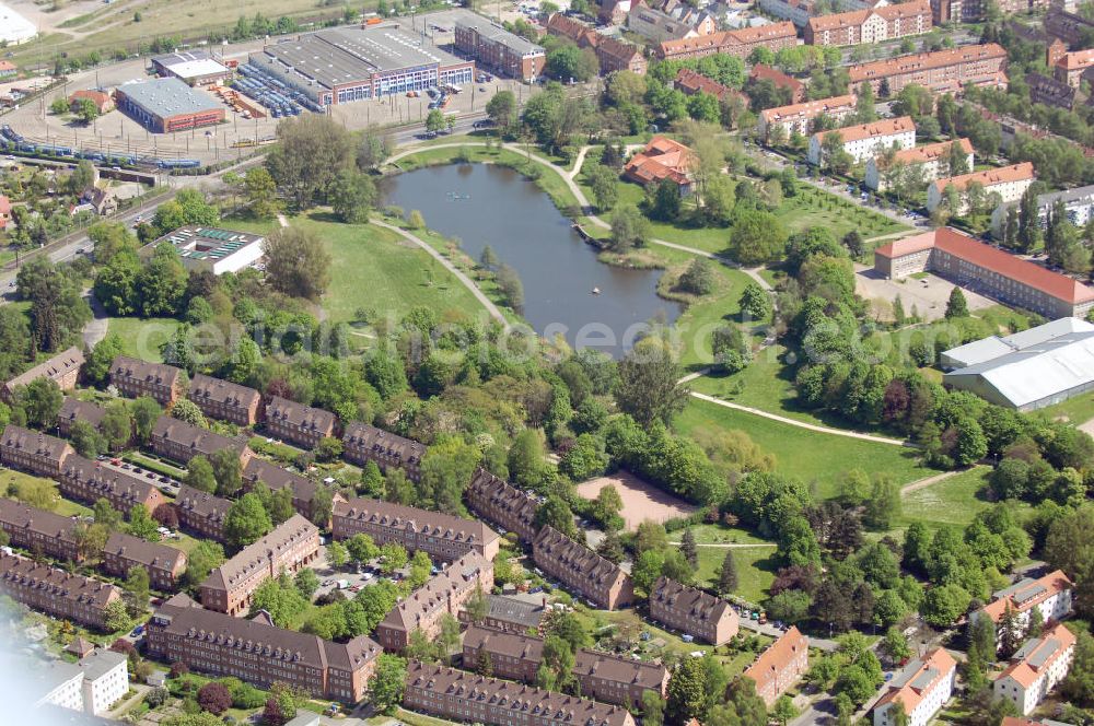 Rostock from the bird's eye view: Blick über Wohngebäude auf den Schwanenteich an der Hamburger Straße in Rostock-Reutershagen. Die Grünanlage entstand 1938 und ist ein Denkmal der Hansestadt Rostock. Adresse: Stadtverwaltung Rostock, Neuer Markt 1, 18055 Rostock, Email info@rostock.de, Tel. +49 (0) 381 381 0, Fax +49 (0)381 381 1902