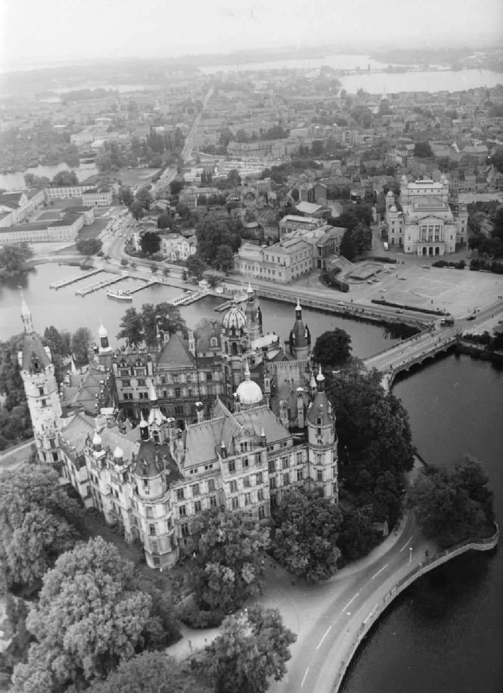 Aerial image Schwerin - View of the Schwerin Castle, the seat of the Diet in the state capital of Mecklenburg-Pomerania in Schwerin in Mecklenburg-Pomerania