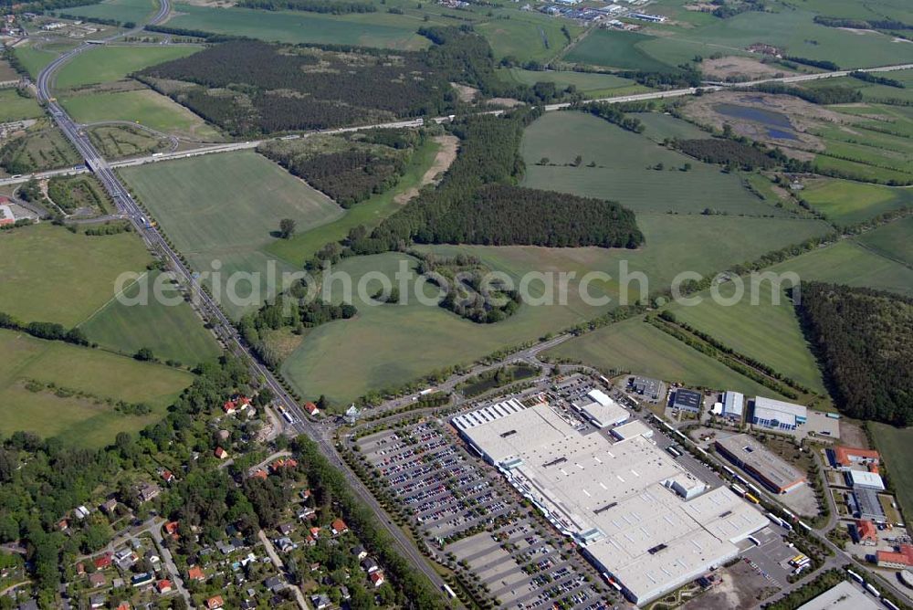 Aerial photograph Rangsdorf - Blick auf die Werkhalle der Fräntzel Kunststoffe GmbH im Gewerbegebiet Theresenhof, Am Spitzberg 1,15806 Groß-Machnow.Die Firma Fräntzel Kunststoffe stellt sich als innovatives Unternehmen vor. Es wurde 1987 als GbR von den Brüdern Detlef und Frank Fräntzel in Berlin-Tempelhof gegründet. Die Umwandlung in eine GmbH erfolgte 1991. 1995 wurde der Firmensitz nach Groß Machnow in eigene Räume verlegt. Die Produktionsfläche beträgt ca. 2000 m². 14 Mitarbeiter verarbeiten Acrylglas (Altuglas), Polycarbonat (Lexan), PVC, PE, PP, PS und modifizierte Kunststoffe. Telefon oder Fax: Tel: 033708 - 42 3 0,Fax: 033708 - 42 3 33,e-mail: webmaster@fraentzel-kunststoffe.de