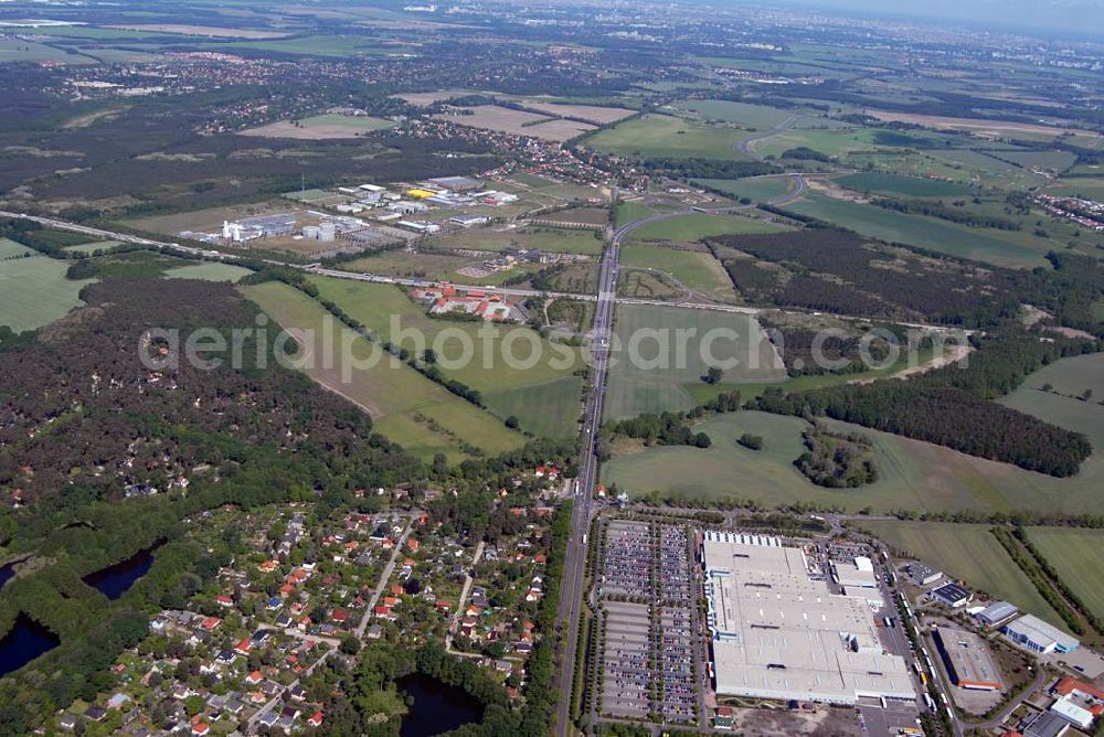 Rangsdorf from above - Blick auf die Werkhalle der Fräntzel Kunststoffe GmbH im Gewerbegebiet Theresenhof, Am Spitzberg 1,15806 Groß-Machnow.Die Firma Fräntzel Kunststoffe stellt sich als innovatives Unternehmen vor. Es wurde 1987 als GbR von den Brüdern Detlef und Frank Fräntzel in Berlin-Tempelhof gegründet. Die Umwandlung in eine GmbH erfolgte 1991. 1995 wurde der Firmensitz nach Groß Machnow in eigene Räume verlegt. Die Produktionsfläche beträgt ca. 2000 m². 14 Mitarbeiter verarbeiten Acrylglas (Altuglas), Polycarbonat (Lexan), PVC, PE, PP, PS und modifizierte Kunststoffe. Telefon oder Fax: Tel: 033708 - 42 3 0,Fax: 033708 - 42 3 33,e-mail: webmaster@fraentzel-kunststoffe.de