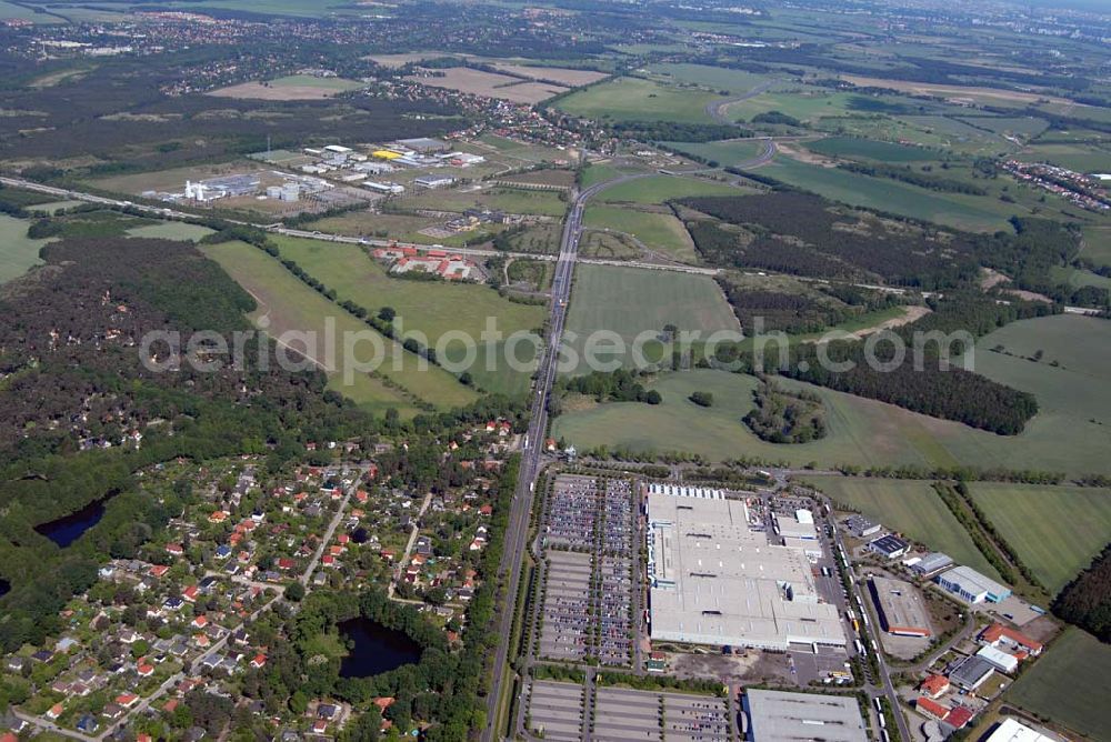 Rangsdorf from the bird's eye view: Blick auf die Werkhalle der Fräntzel Kunststoffe GmbH im Gewerbegebiet Theresenhof, Am Spitzberg 1,15806 Groß-Machnow.Die Firma Fräntzel Kunststoffe stellt sich als innovatives Unternehmen vor. Es wurde 1987 als GbR von den Brüdern Detlef und Frank Fräntzel in Berlin-Tempelhof gegründet. Die Umwandlung in eine GmbH erfolgte 1991. 1995 wurde der Firmensitz nach Groß Machnow in eigene Räume verlegt. Die Produktionsfläche beträgt ca. 2000 m². 14 Mitarbeiter verarbeiten Acrylglas (Altuglas), Polycarbonat (Lexan), PVC, PE, PP, PS und modifizierte Kunststoffe. Telefon oder Fax: Tel: 033708 - 42 3 0,Fax: 033708 - 42 3 33,e-mail: webmaster@fraentzel-kunststoffe.de