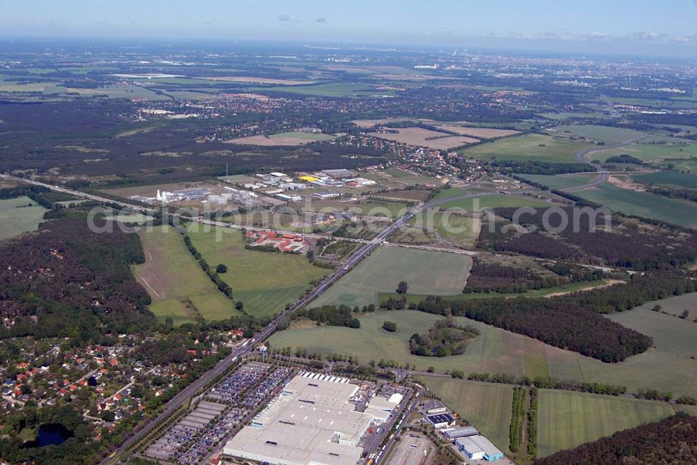 Aerial image Rangsdorf - Blick auf die Werkhalle der Fräntzel Kunststoffe GmbH im Gewerbegebiet Theresenhof, Am Spitzberg 1,15806 Groß-Machnow.Die Firma Fräntzel Kunststoffe stellt sich als innovatives Unternehmen vor. Es wurde 1987 als GbR von den Brüdern Detlef und Frank Fräntzel in Berlin-Tempelhof gegründet. Die Umwandlung in eine GmbH erfolgte 1991. 1995 wurde der Firmensitz nach Groß Machnow in eigene Räume verlegt. Die Produktionsfläche beträgt ca. 2000 m². 14 Mitarbeiter verarbeiten Acrylglas (Altuglas), Polycarbonat (Lexan), PVC, PE, PP, PS und modifizierte Kunststoffe. Telefon oder Fax: Tel: 033708 - 42 3 0,Fax: 033708 - 42 3 33,e-mail: webmaster@fraentzel-kunststoffe.de