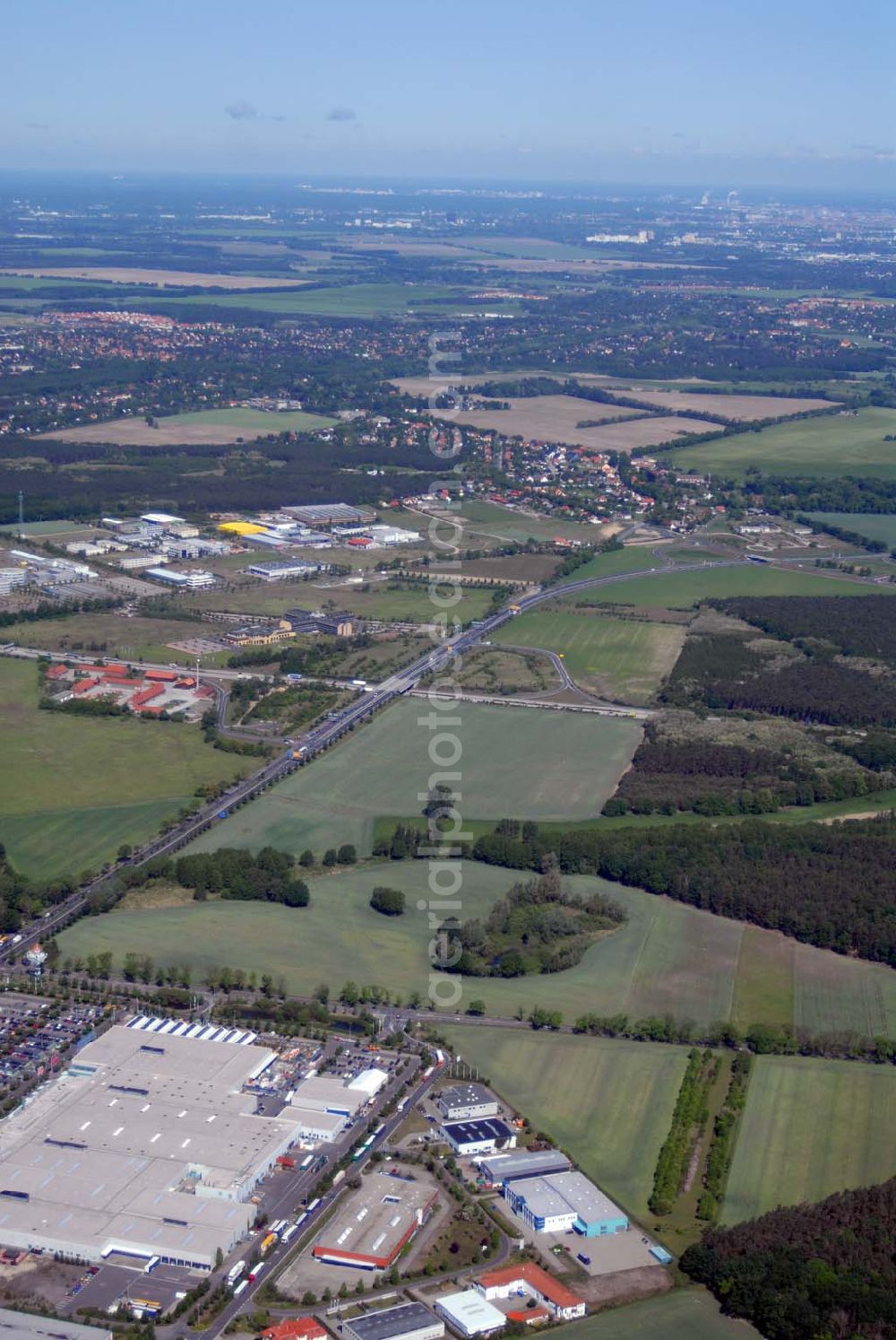 Aerial photograph Rangsdorf - Blick auf die Werkhalle der Fräntzel Kunststoffe GmbH im Gewerbegebiet Theresenhof, Am Spitzberg 1,15806 Groß-Machnow.Die Firma Fräntzel Kunststoffe stellt sich als innovatives Unternehmen vor. Es wurde 1987 als GbR von den Brüdern Detlef und Frank Fräntzel in Berlin-Tempelhof gegründet. Die Umwandlung in eine GmbH erfolgte 1991. 1995 wurde der Firmensitz nach Groß Machnow in eigene Räume verlegt. Die Produktionsfläche beträgt ca. 2000 m². 14 Mitarbeiter verarbeiten Acrylglas (Altuglas), Polycarbonat (Lexan), PVC, PE, PP, PS und modifizierte Kunststoffe. Telefon oder Fax: Tel: 033708 - 42 3 0,Fax: 033708 - 42 3 33,e-mail: webmaster@fraentzel-kunststoffe.de