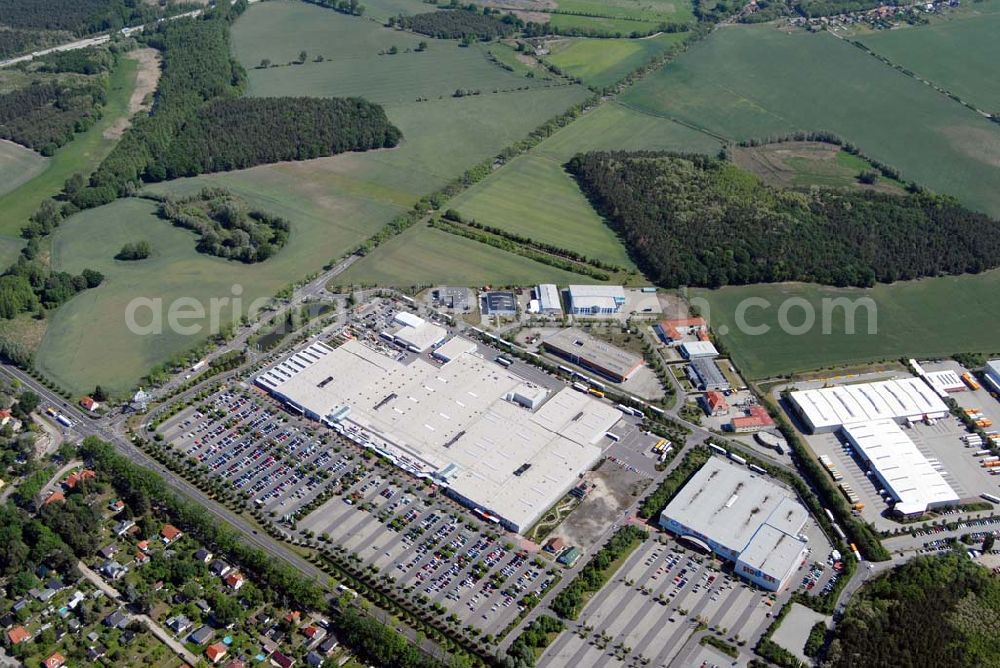 Rangsdorf from the bird's eye view: Blick auf die Werkhalle der Fräntzel Kunststoffe GmbH im Gewerbegebiet Theresenhof, Am Spitzberg 1,15806 Groß-Machnow.Die Firma Fräntzel Kunststoffe stellt sich als innovatives Unternehmen vor. Es wurde 1987 als GbR von den Brüdern Detlef und Frank Fräntzel in Berlin-Tempelhof gegründet. Die Umwandlung in eine GmbH erfolgte 1991. 1995 wurde der Firmensitz nach Groß Machnow in eigene Räume verlegt. Die Produktionsfläche beträgt ca. 2000 m². 14 Mitarbeiter verarbeiten Acrylglas (Altuglas), Polycarbonat (Lexan), PVC, PE, PP, PS und modifizierte Kunststoffe. Telefon oder Fax: Tel: 033708 - 42 3 0,Fax: 033708 - 42 3 33,e-mail: webmaster@fraentzel-kunststoffe.de