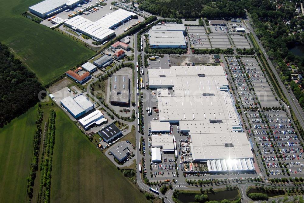 Rangsdorf from above - Blick auf die Werkhalle der Fräntzel Kunststoffe GmbH im Gewerbegebiet Theresenhof, Am Spitzberg 1,15806 Groß-Machnow.Die Firma Fräntzel Kunststoffe stellt sich als innovatives Unternehmen vor. Es wurde 1987 als GbR von den Brüdern Detlef und Frank Fräntzel in Berlin-Tempelhof gegründet. Die Umwandlung in eine GmbH erfolgte 1991. 1995 wurde der Firmensitz nach Groß Machnow in eigene Räume verlegt. Die Produktionsfläche beträgt ca. 2000 m². 14 Mitarbeiter verarbeiten Acrylglas (Altuglas), Polycarbonat (Lexan), PVC, PE, PP, PS und modifizierte Kunststoffe. Telefon oder Fax: Tel: 033708 - 42 3 0,Fax: 033708 - 42 3 33,e-mail: webmaster@fraentzel-kunststoffe.de