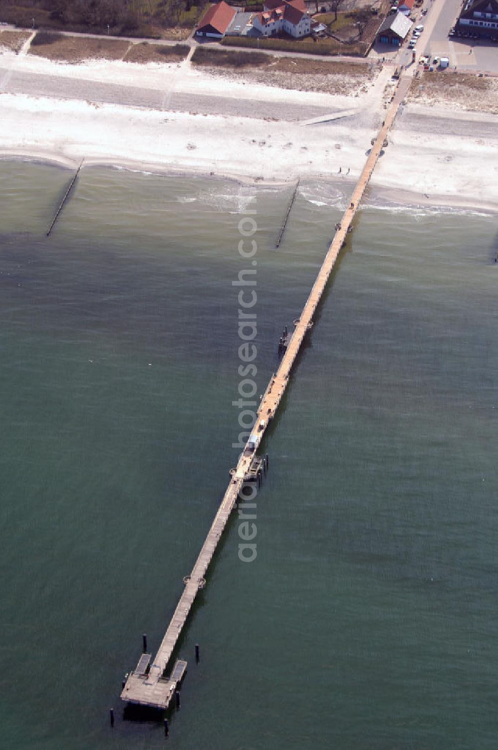 Aerial photograph Graal-Müritz - Blick auf die Seebrücke in Graal-Müritz. Sie wurde 1993 fertiggestellt und ist 350m lang. Touristinformation: TOURISMUS- UND KUR GmbH, Rostocker Str. 3, 18181 Graal-Müritz, Tel. +49 (0)38206 7030, Fax +49 (0)38206 70320, Homepage: