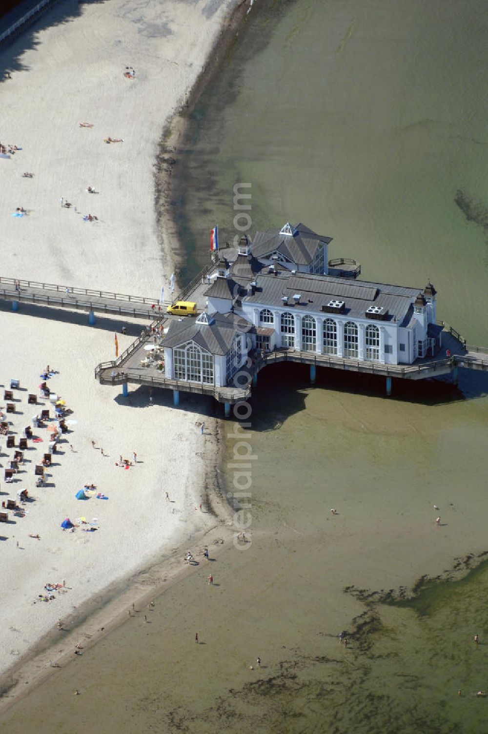 Aerial image Ostseebad Sellin - Blick auf die Seebrücke Sellin auf Rügen. Kontakt: Seebrücke Sellin GmbH, Seebrücke 1, 18586 Sellin, Tel. 38303 9296-00, Fax 38303 9296-99, E-Mail: info@seebrueckesellin.de