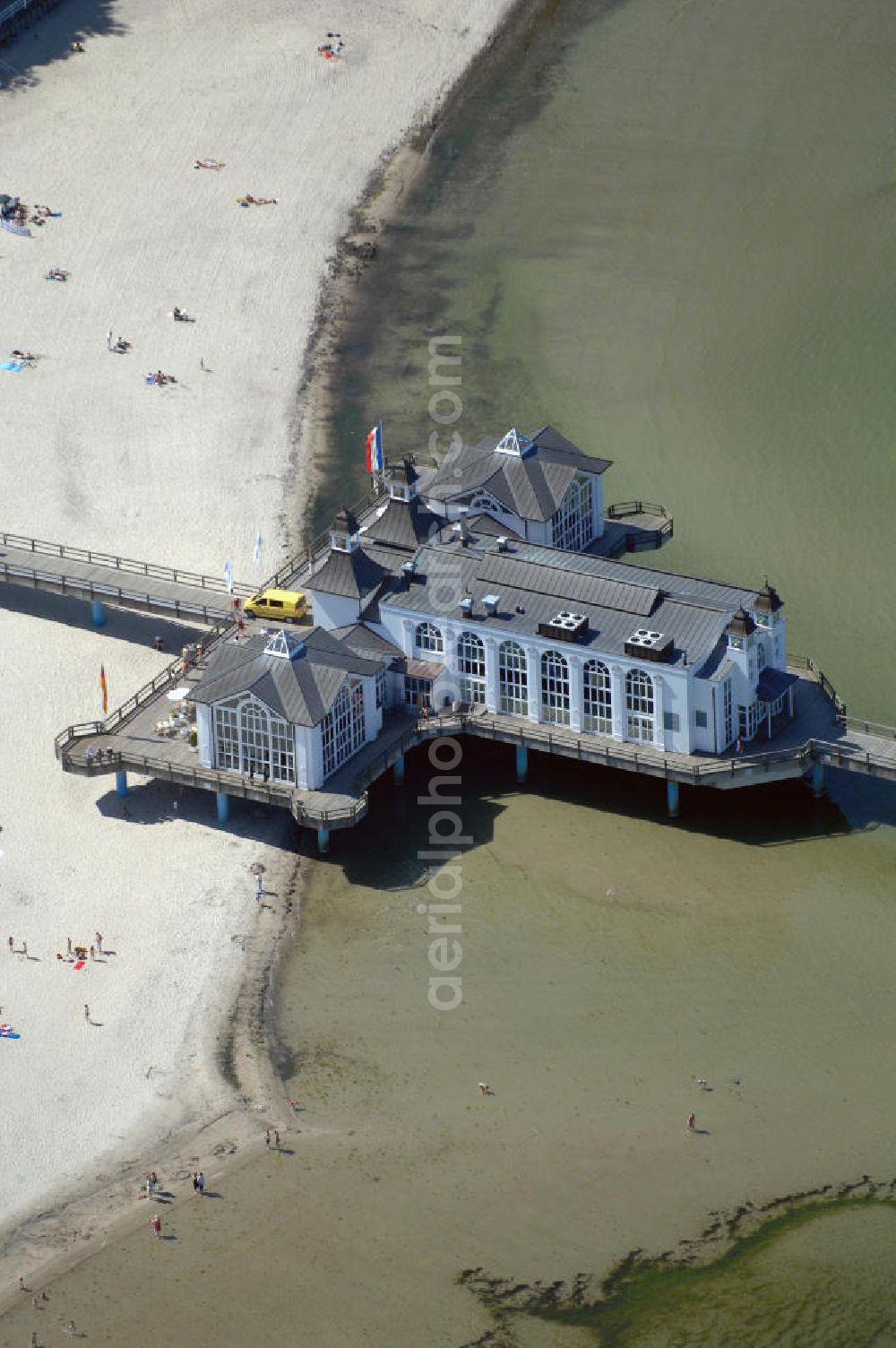 Ostseebad Sellin from the bird's eye view: Blick auf die Seebrücke Sellin auf Rügen. Kontakt: Seebrücke Sellin GmbH, Seebrücke 1, 18586 Sellin, Tel. 38303 9296-00, Fax 38303 9296-99, E-Mail: info@seebrueckesellin.de