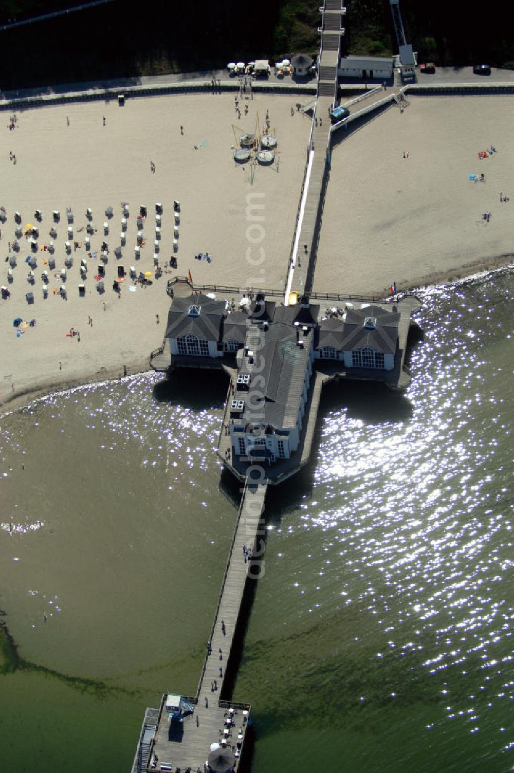 Aerial photograph Ostseebad Sellin - Blick auf die Seebrücke Sellin auf Rügen. Kontakt: Seebrücke Sellin GmbH, Seebrücke 1, 18586 Sellin, Tel. 38303 9296-00, Fax 38303 9296-99, E-Mail: info@seebrueckesellin.de