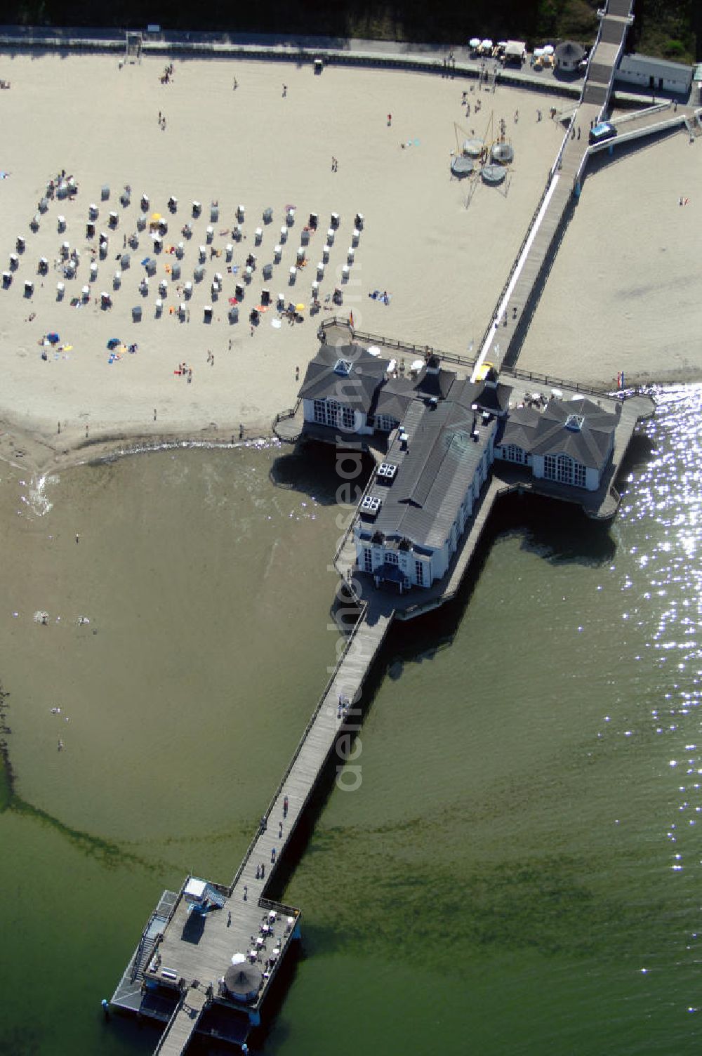 Ostseebad Sellin from above - Blick auf die Seebrücke Sellin auf Rügen. Kontakt: Seebrücke Sellin GmbH, Seebrücke 1, 18586 Sellin, Tel. 38303 9296-00, Fax 38303 9296-99, E-Mail: info@seebrueckesellin.de