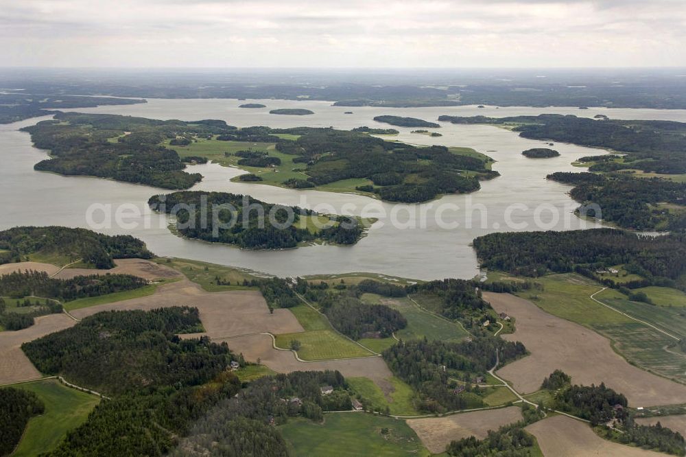 Aerial photograph Rautavesi - Blick auf ein Seengebiet bei Ruovesi. Finnland ist mit unendlich vielen Seen und Wäldern bedeckt. Nur wenige sind bewohnt. View of a lake area in Ruovesi. Finland is covered with innumerable lakes and forests. Only a few are inhabited.