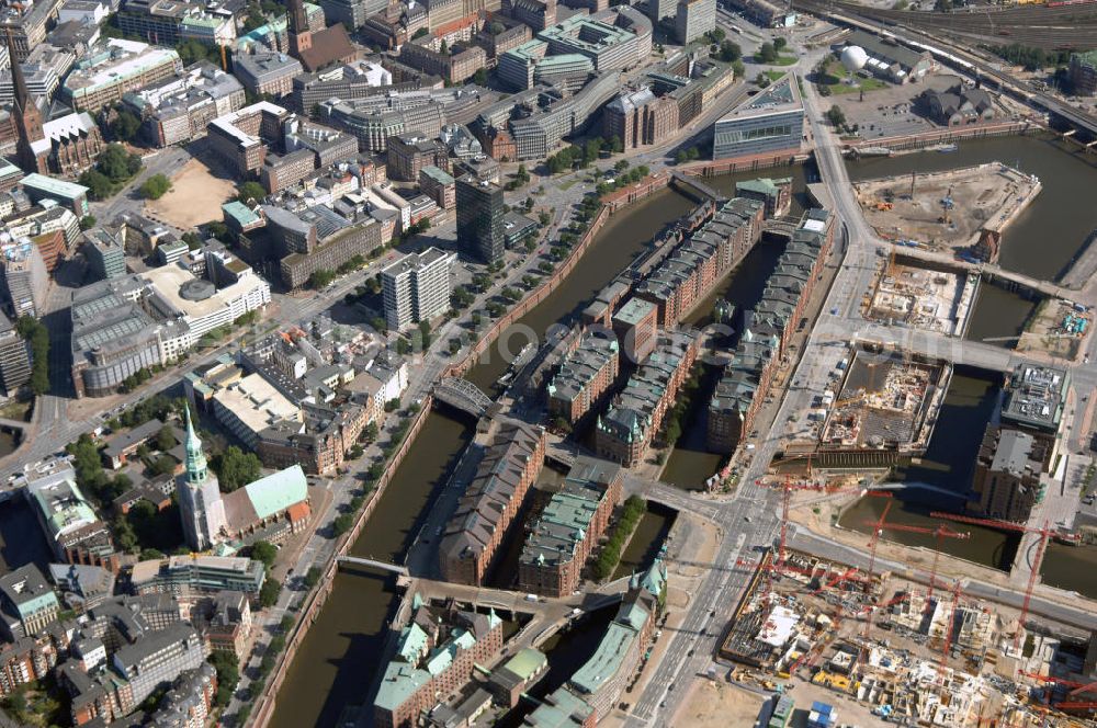 Hamburg from above - Blick auf die seit 1991 unter Denkmalschutz stehende Speicherstadt im Hamburger Hafen. Es ist der größte auf Eichenpfählen gegründete Lagerhauskomplex der Welt. Auf einer Seite sind die neugotischen Backsteinlagerhäuser ans Wasser, einen sogenannten Fleet, angebunden und auf der an deren Seite an die Straße. Ursprünglich wurden in den Lagerhäusern neben Stückgut Kaffee, Tee und Gewürze gelagert. Inzwischen befinden sich in den Hallen neben Teppichhändlern und Agenturen auch Museen und Ausstellungen wie z.B. das deutsche Zollmuseum oder das Gewürzmuseum. Kontakt: Speicherstadtmuseum, St. Annenufer 2 20457 Hamburg, Tel. +49(0)40 321191, Fax +49(0)40 321350, Email: info@speicherstadtmuseum.de