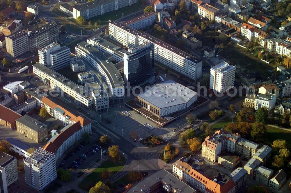 Aerial photograph Cottbus - 29.10.2005 Cottbus, Direkt im Herzen der Stadt, zwischen historischem und modernem Stadtkern, präsentiert sich seit fast 30 Jahren das größte Veranstaltungshaus Brandenburgs, die Stadthalle Cottbus.