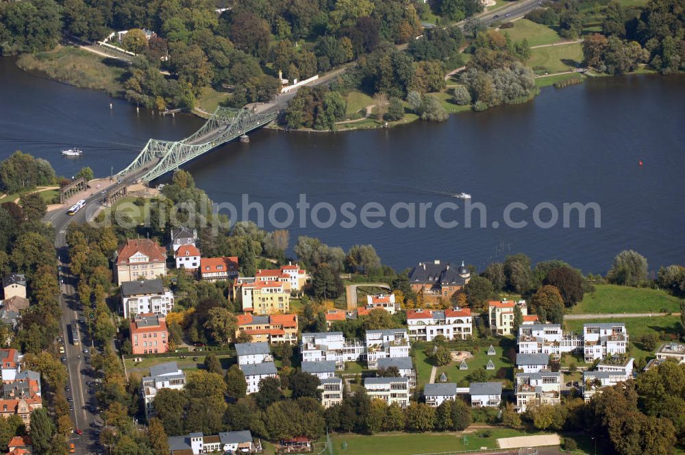 Aerial image Potsdam - Blick auf die Siedlung Arkadien mit der Villa Kampffmeyer und der Glienicker Brücke.