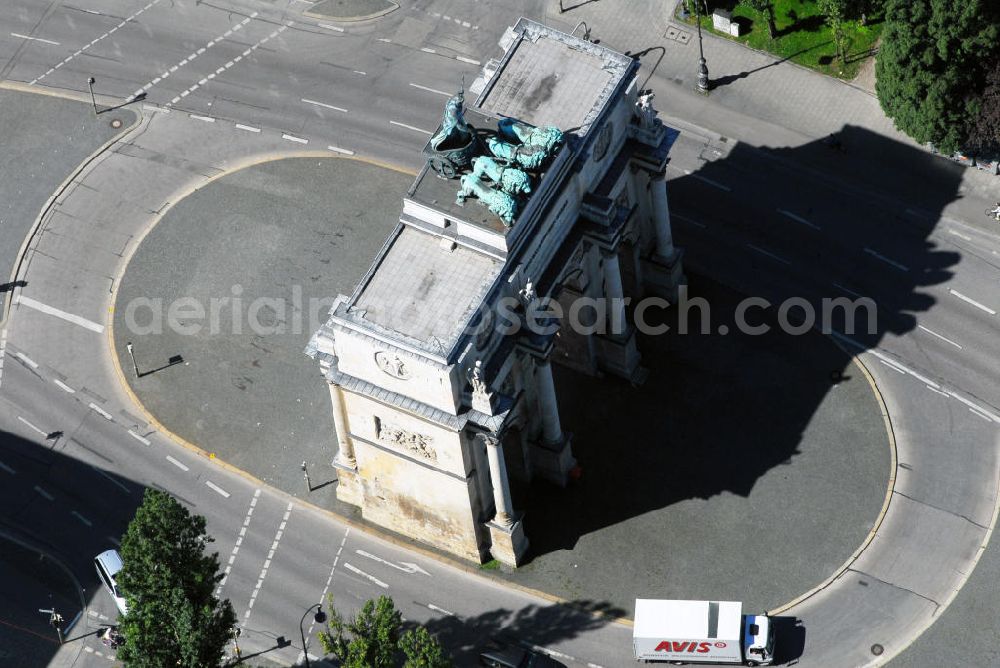 Aerial photograph München - Blick auf das Siegestor in München. Das Siegestor liegt rund einen Kilometer nördlich der Feldherrnhalle und trennt die Ludwigstraße, die dort endet, von der Leopoldstraße, die hier ihren Anfang hat. Damit markiert das Siegestor die Grenze zwischen den beiden Münchner Stadtvierteln Maxvorstadt und Schwabing. Ludwig I. erteilte 1840 seinem Architekten Friedrich von Gärtner den Auftrag, einen Triumphbogen nach Vorbild des Konstantinsbogens in Rom als Abschluss seiner Prachtstraße, der Ludwigstraße, zu planen. Dieser Triumphbogen soll dem Bayerischen Heere gewidmet sein und somit direkt mit der Feldherrnhalle korrespondieren, mit der seine Prachtstraße beginnt. Das Siegestor wurde 1843 bis 1852 errichtet. Im Zweiten Weltkrieg schwer beschädigt, wurde es 1958 wiederaufgebaut – an der Südseite bewusst vereinfacht. Siegestor, Ludwigstr., 80539 München