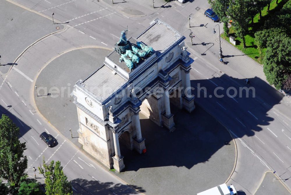 München from above - Blick auf das Siegestor in München. Das Siegestor liegt rund einen Kilometer nördlich der Feldherrnhalle und trennt die Ludwigstraße, die dort endet, von der Leopoldstraße, die hier ihren Anfang hat. Damit markiert das Siegestor die Grenze zwischen den beiden Münchner Stadtvierteln Maxvorstadt und Schwabing. Ludwig I. erteilte 1840 seinem Architekten Friedrich von Gärtner den Auftrag, einen Triumphbogen nach Vorbild des Konstantinsbogens in Rom als Abschluss seiner Prachtstraße, der Ludwigstraße, zu planen. Dieser Triumphbogen soll dem Bayerischen Heere gewidmet sein und somit direkt mit der Feldherrnhalle korrespondieren, mit der seine Prachtstraße beginnt. Das Siegestor wurde 1843 bis 1852 errichtet. Im Zweiten Weltkrieg schwer beschädigt, wurde es 1958 wiederaufgebaut – an der Südseite bewusst vereinfacht. Siegestor, Ludwigstr., 80539 München