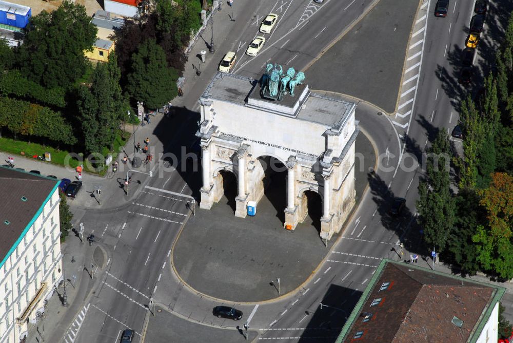 München from the bird's eye view: Blick auf das Siegestor in München. Das Siegestor liegt rund einen Kilometer nördlich der Feldherrnhalle und trennt die Ludwigstraße, die dort endet, von der Leopoldstraße, die hier ihren Anfang hat. Damit markiert das Siegestor die Grenze zwischen den beiden Münchner Stadtvierteln Maxvorstadt und Schwabing. Ludwig I. erteilte 1840 seinem Architekten Friedrich von Gärtner den Auftrag, einen Triumphbogen nach Vorbild des Konstantinsbogens in Rom als Abschluss seiner Prachtstraße, der Ludwigstraße, zu planen. Dieser Triumphbogen soll dem Bayerischen Heere gewidmet sein und somit direkt mit der Feldherrnhalle korrespondieren, mit der seine Prachtstraße beginnt. Das Siegestor wurde 1843 bis 1852 errichtet. Im Zweiten Weltkrieg schwer beschädigt, wurde es 1958 wiederaufgebaut – an der Südseite bewusst vereinfacht. Siegestor, Ludwigstr., 80539 München