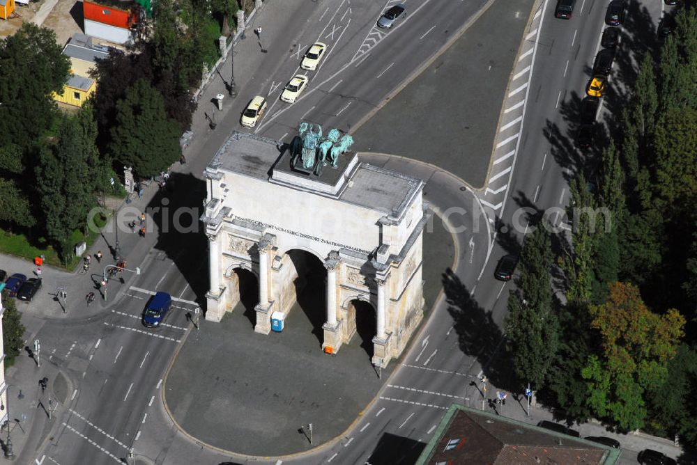 Aerial image München - Blick auf das Siegestor in München. Das Siegestor liegt rund einen Kilometer nördlich der Feldherrnhalle und trennt die Ludwigstraße, die dort endet, von der Leopoldstraße, die hier ihren Anfang hat. Damit markiert das Siegestor die Grenze zwischen den beiden Münchner Stadtvierteln Maxvorstadt und Schwabing. Ludwig I. erteilte 1840 seinem Architekten Friedrich von Gärtner den Auftrag, einen Triumphbogen nach Vorbild des Konstantinsbogens in Rom als Abschluss seiner Prachtstraße, der Ludwigstraße, zu planen. Dieser Triumphbogen soll dem Bayerischen Heere gewidmet sein und somit direkt mit der Feldherrnhalle korrespondieren, mit der seine Prachtstraße beginnt. Das Siegestor wurde 1843 bis 1852 errichtet. Im Zweiten Weltkrieg schwer beschädigt, wurde es 1958 wiederaufgebaut – an der Südseite bewusst vereinfacht. Siegestor, Ludwigstr., 80539 München