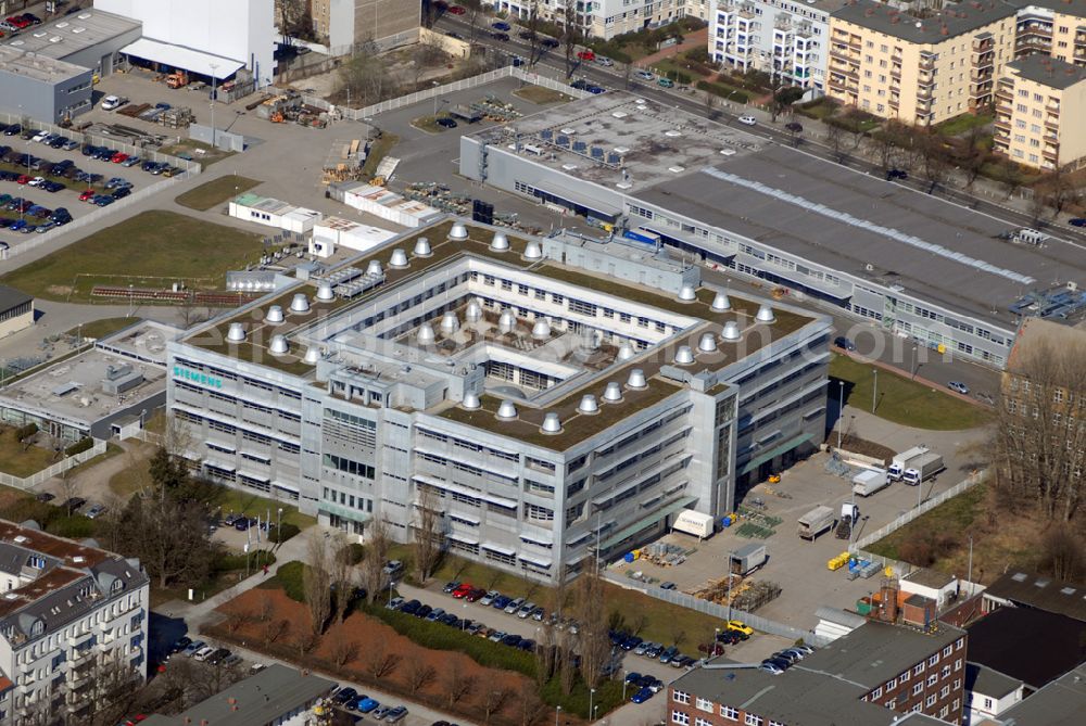 Berlin Treptow from above - Blick auf die SIEMENS-Niederlassung an der Kiefholzstrasse / Elsenstrasse in Berlin-Treptow