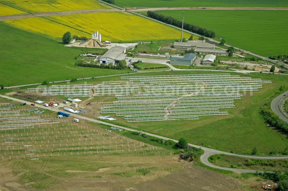 OEBISFELDE CALVOERDE from above - Blick auf Solaranlagen- Montagearbeiten am nordwestlichen Stadtrand von Oebisfelde in Sachsen-Anhalt. Install solar systems on the northwestern outskirts of Oebisfelde in Saxony-Anhalt.