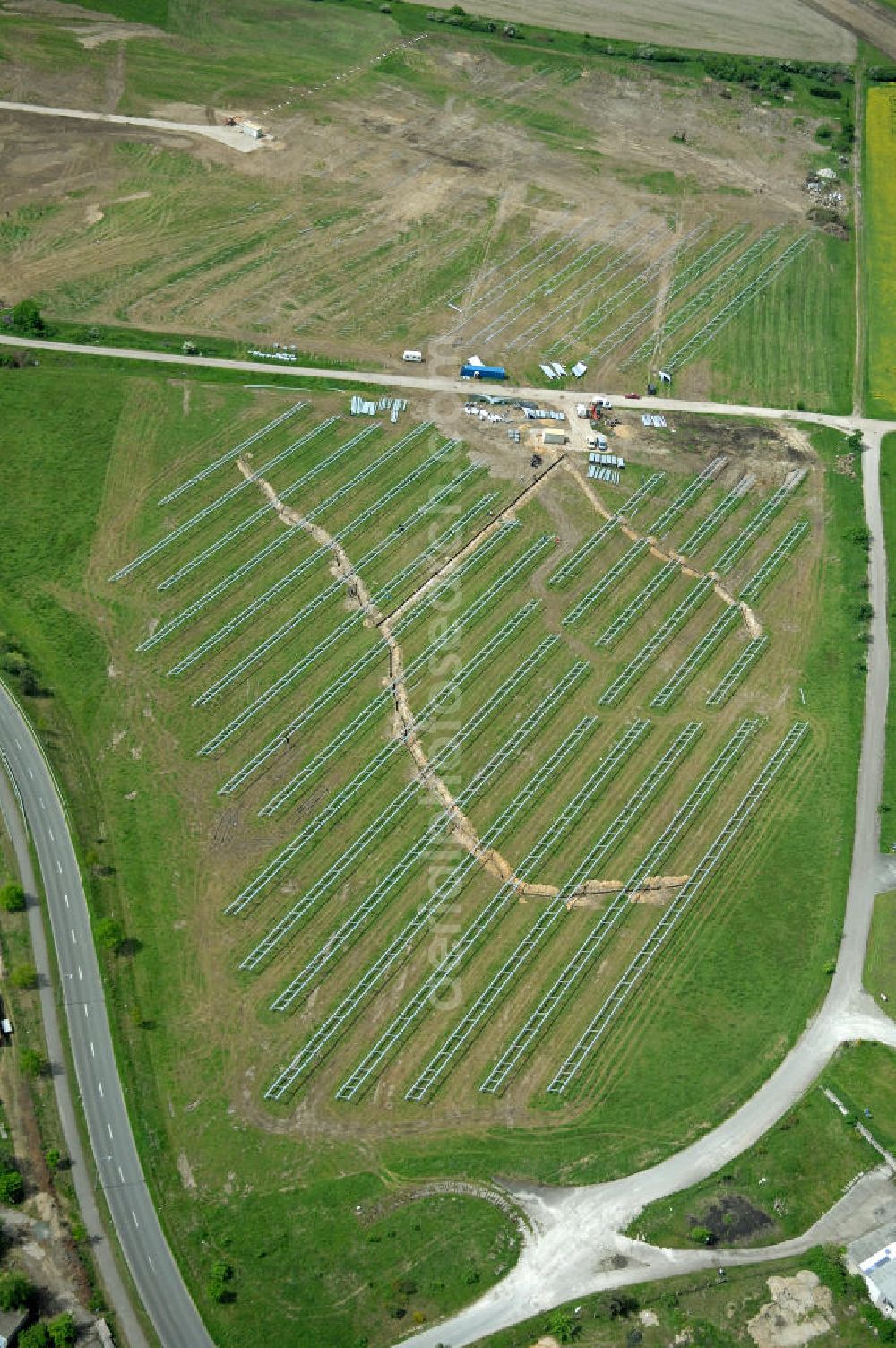 OEBISFELDE CALVOERDE from the bird's eye view: Blick auf Solaranlagen- Montagearbeiten am nordwestlichen Stadtrand von Oebisfelde in Sachsen-Anhalt. Install solar systems on the northwestern outskirts of Oebisfelde in Saxony-Anhalt.