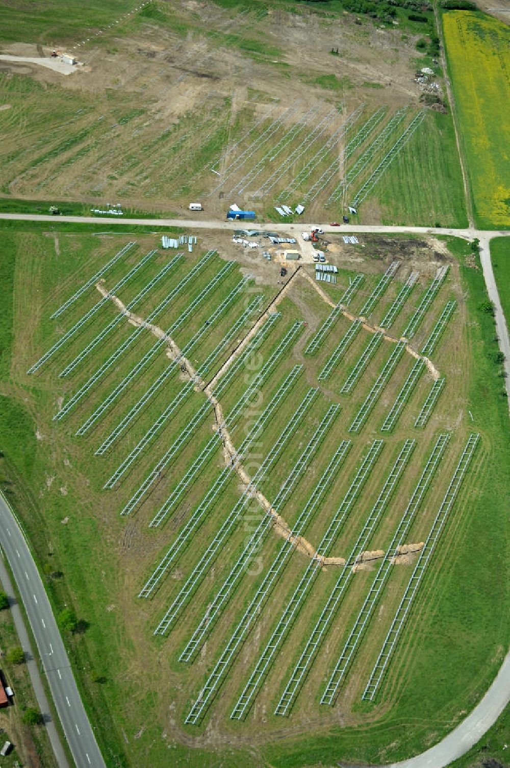 Aerial image OEBISFELDE CALVOERDE - Blick auf Solaranlagen- Montagearbeiten am nordwestlichen Stadtrand von Oebisfelde in Sachsen-Anhalt. Install solar systems on the northwestern outskirts of Oebisfelde in Saxony-Anhalt.