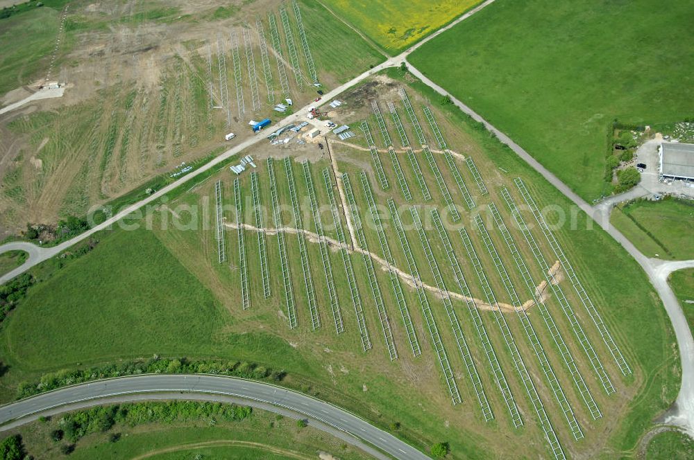 Aerial photograph OEBISFELDE CALVOERDE - Blick auf Solaranlagen- Montagearbeiten am nordwestlichen Stadtrand von Oebisfelde in Sachsen-Anhalt. Install solar systems on the northwestern outskirts of Oebisfelde in Saxony-Anhalt.