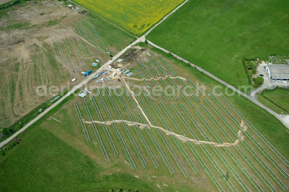 OEBISFELDE CALVOERDE from above - Blick auf Solaranlagen- Montagearbeiten am nordwestlichen Stadtrand von Oebisfelde in Sachsen-Anhalt. Install solar systems on the northwestern outskirts of Oebisfelde in Saxony-Anhalt.