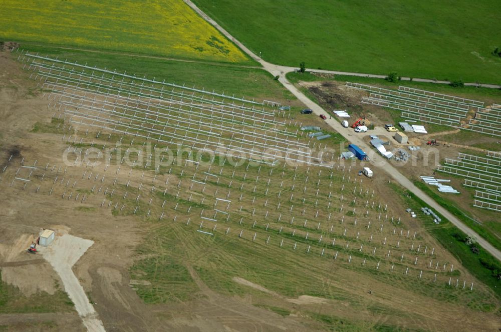 Aerial image OEBISFELDE CALVOERDE - Blick auf Solaranlagen- Montagearbeiten am nordwestlichen Stadtrand von Oebisfelde in Sachsen-Anhalt. Install solar systems on the northwestern outskirts of Oebisfelde in Saxony-Anhalt.