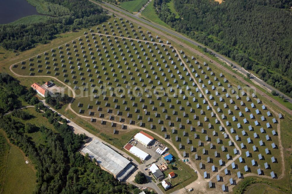 Borna from above - Blick auf ein Solarkraftwerk in Borna. Es wurde auf der Fläche eines ehemaligen Braunkohlekraftwerk errichtet und 2006 in Betrieb genommen. Es besteht aus 438 schwenkbaren Kollektoren und produziert Strom für 180 Haushalte. Betrieben wird es von der Firma Gesosol. GEOSOL Gesellschaft für Solarenergie mbH, Cicerostraße 37, 10709 Berlin, Tel. +49 (0)30 894086 0, Fax +49 (0)30 894086 11, Email info@geosol.de