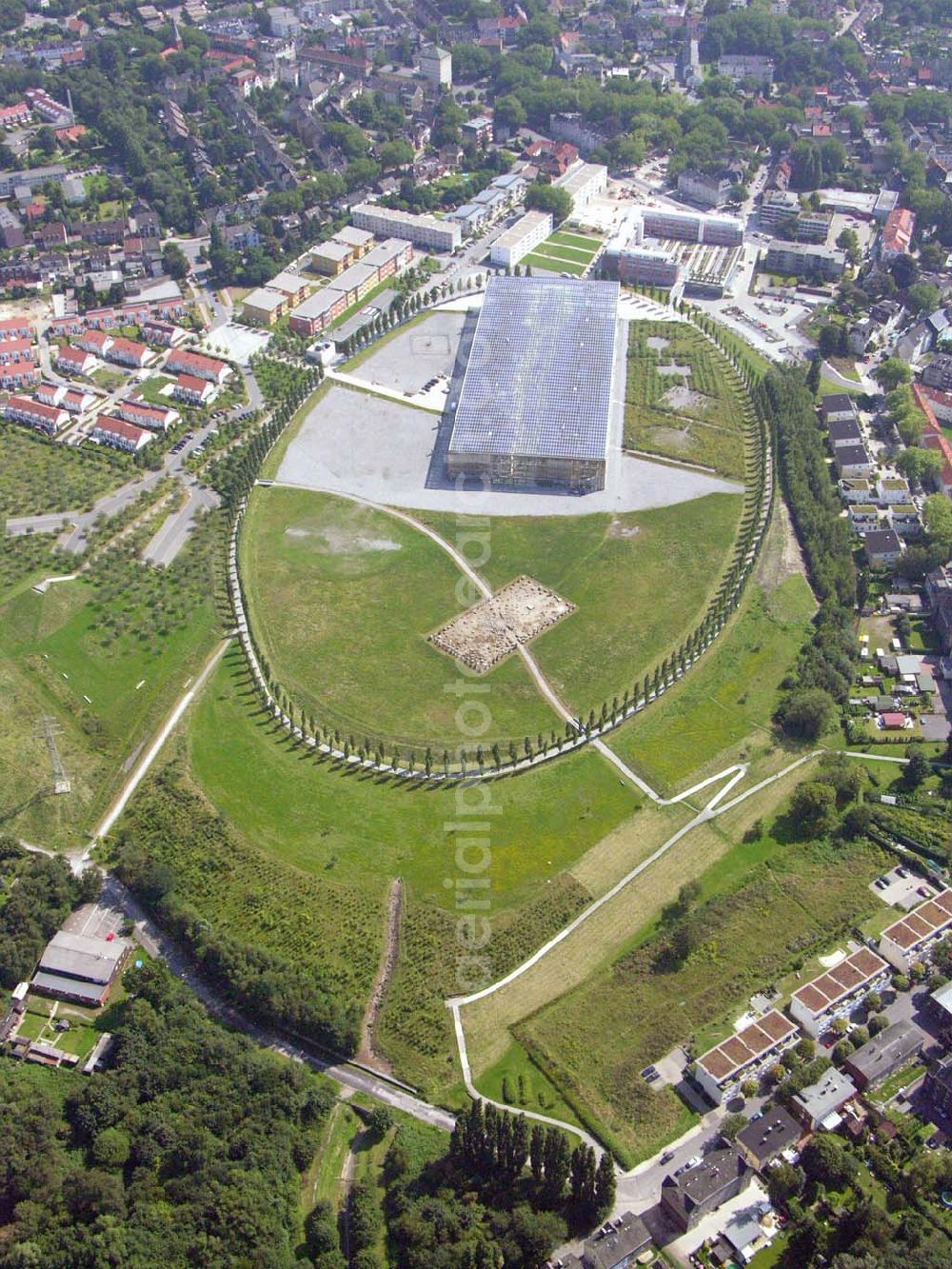 Aerial photograph Herne - Energiepark Mont-Cenis der Stadtwerke Herne, Stadtteilrathaus Herne-Sodingen und Fortbildungsakademie des Innenministeriums NRW. In die Dachflächen und die südwestlichen Seitenflächen der Glashülle wurde eines der größten Solarkraftwerke seiner Art integriert. Betriebsgesellschaft Akademie Mont-Cenis Herne mbH; Mont-Cenis-Platz 1; D-44627 Herne; Telefon: 02323-9650; Fax:02323-9651999;Mail:info@akademie-mont-cenis.de