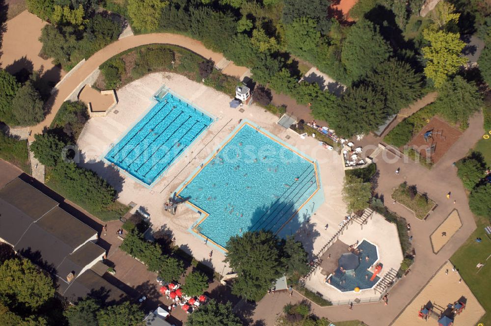 Berlin from the bird's eye view: Blick auf das Sommerbad Wuhlheide in Berlin-Köpenick. Es bietet mehrere Schwimmbecken, Liegewiesen, Imbiss und Kinderspielplatz. Adresse: Treskowallee 211, 12459 Berlin, +49 (0)30 531 10 70, Homepage