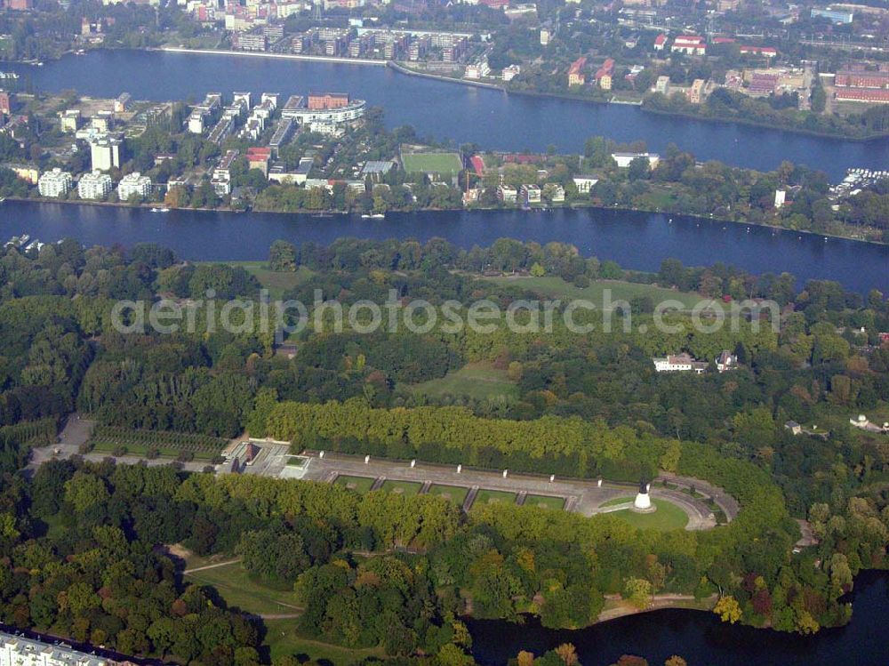 Aerial photograph Berlin-Treptow - Das Sowjetische Ehrenmal im Treptower Park entstand nach der Auslobung eines Wettbewerbes zur Gestaltung einer Gedenkstätte durch den Militärrat der Gruppe der sowjetischen Besatzungstruppen in Deutschland. Größe 100.000 m², Anzahl der Grabstätten ca. 5.000 Einzelgräber; Adresse: Am Teptower Park oder Puschkinallee, 12435 Berlin