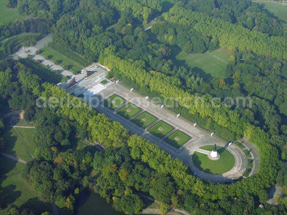 Berlin-Treptow from the bird's eye view: Das Sowjetische Ehrenmal im Treptower Park entstand nach der Auslobung eines Wettbewerbes zur Gestaltung einer Gedenkstätte durch den Militärrat der Gruppe der sowjetischen Besatzungstruppen in Deutschland. Größe 100.000 m², Anzahl der Grabstätten ca. 5.000 Einzelgräber; Adresse: Am Teptower Park oder Puschkinallee, 12435 Berlin