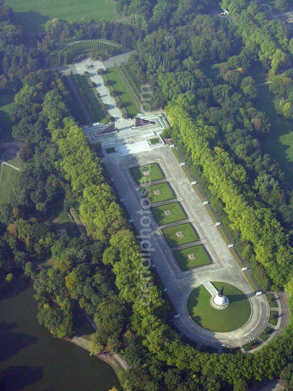 Aerial photograph Berlin-Treptow - Das Sowjetische Ehrenmal im Treptower Park entstand nach der Auslobung eines Wettbewerbes zur Gestaltung einer Gedenkstätte durch den Militärrat der Gruppe der sowjetischen Besatzungstruppen in Deutschland. Größe 100.000 m², Anzahl der Grabstätten ca. 5.000 Einzelgräber; Adresse: Am Teptower Park oder Puschkinallee, 12435 Berlin