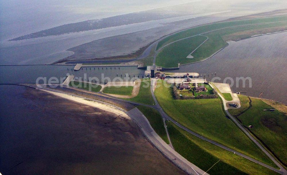 Greetsiel from above - 18.10.2005 Greetsiel; Seit 1991 bildet das Sperrwerk Leysiel mit Siel und Schleuse das Abschlussbauwerk der Deichnase Leyhörn, dem Kernstück der Küstenschutzmaßnahme Leybucht. Das 30 Meter breite Siel unterstützt die Entwässerungsfunktion der Anlagen in Greetsiel und Leybuchtsiel. Der Binnendeichs gelegene 200 Hektar große Speichersee dient sowohl der Aufnahme des durch die Siele abfließenden Wassers als auch als Stauraum, wenn im Falle mehrtägiger Sturmfluten das Binnenwasser über Schöpfwerke hineingepumpt wird.