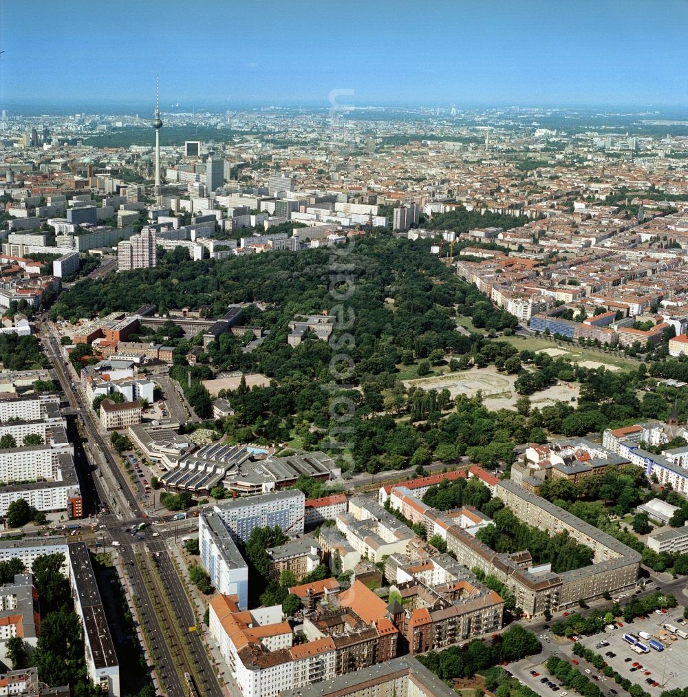 Aerial image Berlin-Friedrichshain - Die evangelische St. Marienkirche am Alexanderplatz in Berlin-Mitte markiert das historische Zentrum der City-Ost. Errichtet wurde die gotische Backsteinkirche im 13. Jahrhundert. In the foreground, on the corner of Danzig Street - Landsberger Allee in the district Berlin-Friedrichshain is the sports and recreation center with its various recreational and sports facilities. Behind the green of the People's Friedrichshain park which surrounds the Vivantes Hospital Friedrichshain on one side rises. In the background is the Berlin City East to the landmarks of the capital to see the Berlin TV Tower