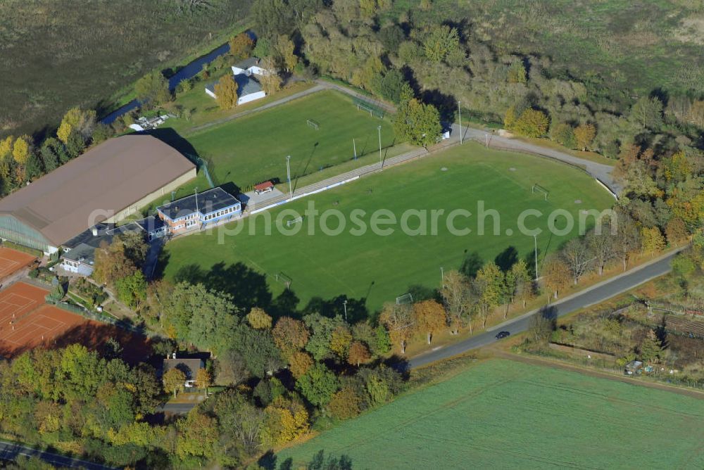 Peine from above - Blick auf einen Sport- und Tennisplatz mit Vereinshaus und Sporthalle in Peine. Kontakt: Vater-Jahn-Platz 31226 Peine, Tel. Vereinsheim: +49(0)5171 52395, Tennisheim: +49(0)5171 51708; Hans-Michael Moser, Sedanstraße 31 31224 Peine, Tel. +49(0)5171 710 81, Mobil: +49(0)171 3637198, Fax +49(0)5171 710 82, Email: web@vater-jahn-peine.de