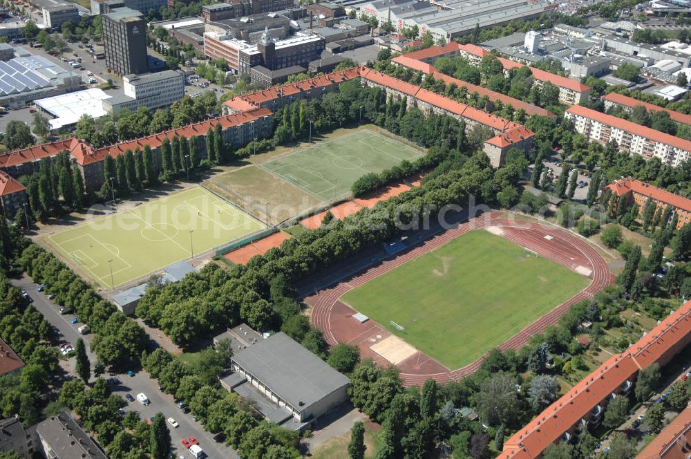 Berlin from above - Blick auf die Sportanlage Friedrich Ebert. Die Anlage wurde 1936 eröffnet und verfügt über 3 Großspielfelder, davon 1 Rasenfläche und 2 Kunstrasenplätze. Außerdem können 1 Kunststofflaufbahn von 400m Länge, 3 Tennissandplätze und 1 Sporthalle genutzt werden. Das Stadion hat eine Kapazität für 12.000 Zuschauer. Hier sind BFC Viktoria 89 und SD Croatia Berlin zuhause. Adresse: Bosestr. 21, 12103 Berlin, Tel. +49 (0)30 7560 2696