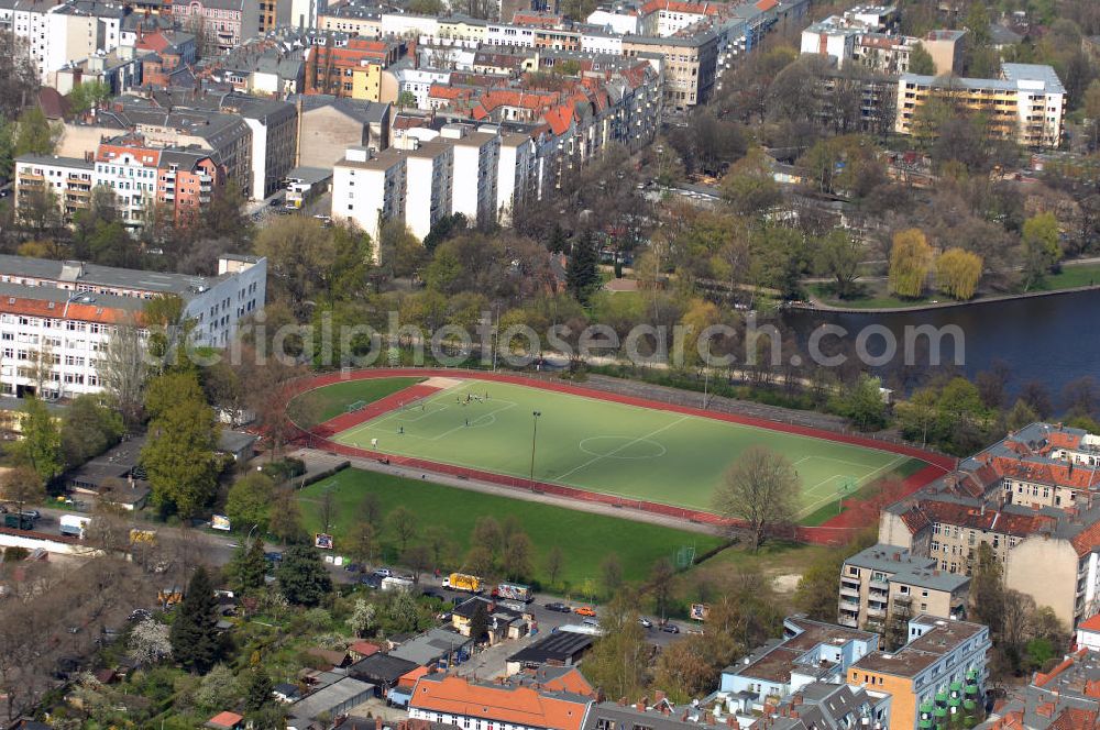 Berlin from the bird's eye view: Blick auf die Sportanlage am Maybachufer in Berlin-Neukölln. Sie verfügt über 3000 Stehplätze ssolwie Flutlicht und Laufbahn. Sie ist Heimat des NFC Rot-Weiß Berlin sowie der Living Legends Neukölln. Adresse: Pflügerstraße 46, 12045 Berlin