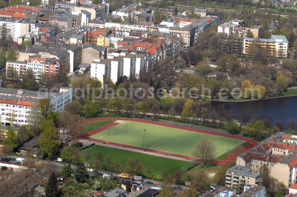 Aerial image Berlin - Blick auf die Sportanlage am Maybachufer in Berlin-Neukölln. Sie verfügt über 3000 Stehplätze ssolwie Flutlicht und Laufbahn. Sie ist Heimat des NFC Rot-Weiß Berlin sowie der Living Legends Neukölln. Adresse: Pflügerstraße 46, 12045 Berlin