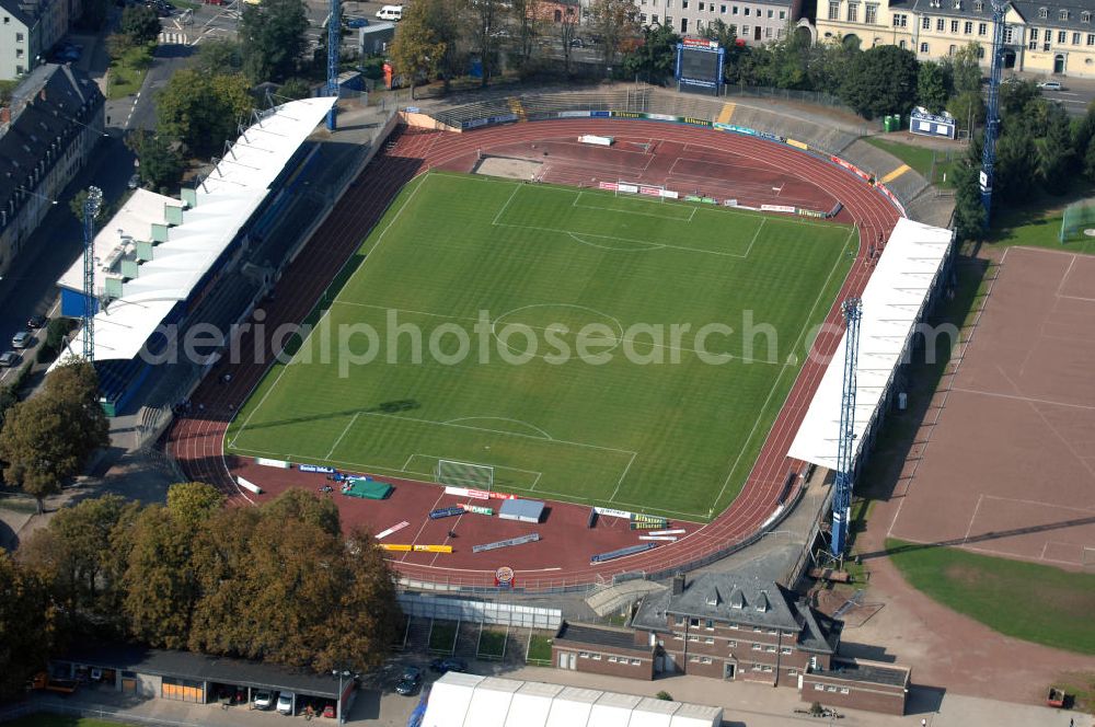 Aerial image Trier - Blick auf die Sportanlage am Moselstadion. Das Moselstadion wurde 1930 gegründet, damals trug die Sportanlage noch den Namen Auf der D´ham. Auf Grund des FDB-Halbfinalspiels wurde 1998 eine Flutlichtanlage errichtet. Genutzt wird das Stadion vom SV Eintracht Trier, der in der Saison 2003/ 04 in die zweite Bundesliga aufstieg. Seitdem wurden einige Besserungsarbeiten am Stadion vorgenommen. Die Haupttribüne wurde erweitert und ein Vereinslokal errichtet was den Anstieg der Besucherzahlen zur Folge hatte. Inzwischen ist der SV Eintracht Trier wieder abgestiegen und weitere Umbaumaßnamen wurden vorerst auf Eis gelegt. Momentan bietet das Stadion Platz für 10.254 Zuschauer wovon 8000 Stehplätze, davon wiederrum 2000 überdacht sind. 2000 weitere Sitzplätze finden sich auf der Tribüne. Kontakt: SV Eintracht Trier, Am Stadion 1 54292 Trier, Tel. +49(0)651 1467 10, Fax +49(0)651 1467 171, Email: info@sv-eintracht-trier05.de