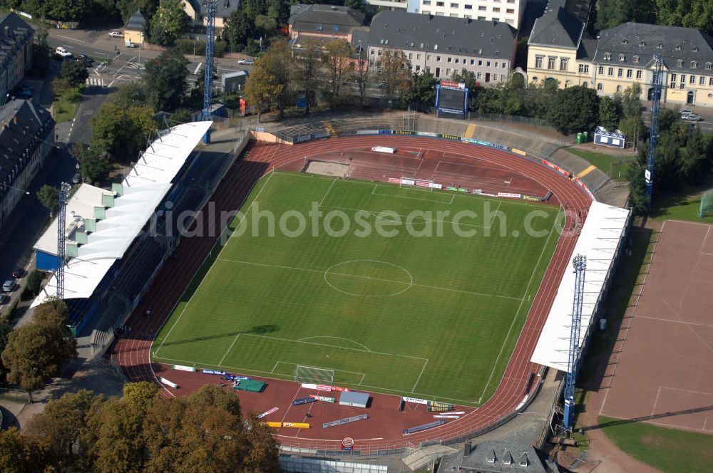 Aerial photograph Trier - Blick auf die Sportanlage am Moselstadion. Das Moselstadion wurde 1930 gegründet, damals trug die Sportanlage noch den Namen Auf der D´ham. Auf Grund des FDB-Halbfinalspiels wurde 1998 eine Flutlichtanlage errichtet. Genutzt wird das Stadion vom SV Eintracht Trier, der in der Saison 2003/ 04 in die zweite Bundesliga aufstieg. Seitdem wurden einige Besserungsarbeiten am Stadion vorgenommen. Die Haupttribüne wurde erweitert und ein Vereinslokal errichtet was den Anstieg der Besucherzahlen zur Folge hatte. Inzwischen ist der SV Eintracht Trier wieder abgestiegen und weitere Umbaumaßnamen wurden vorerst auf Eis gelegt. Momentan bietet das Stadion Platz für 10.254 Zuschauer wovon 8000 Stehplätze, davon wiederrum 2000 überdacht sind. 2000 weitere Sitzplätze finden sich auf der Tribüne. Kontakt: SV Eintracht Trier, Am Stadion 1 54292 Trier, Tel. +49(0)651 1467 10, Fax +49(0)651 1467 171, Email: info@sv-eintracht-trier05.de