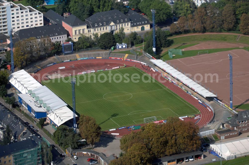 Trier from above - Blick auf die Sportanlage am Moselstadion. Das Moselstadion wurde 1930 gegründet, damals trug die Sportanlage noch den Namen Auf der D´ham. Auf Grund des FDB-Halbfinalspiels wurde 1998 eine Flutlichtanlage errichtet. Genutzt wird das Stadion vom SV Eintracht Trier, der in der Saison 2003/ 04 in die zweite Bundesliga aufstieg. Seitdem wurden einige Besserungsarbeiten am Stadion vorgenommen. Die Haupttribüne wurde erweitert und ein Vereinslokal errichtet was den Anstieg der Besucherzahlen zur Folge hatte. Inzwischen ist der SV Eintracht Trier wieder abgestiegen und weitere Umbaumaßnamen wurden vorerst auf Eis gelegt. Momentan bietet das Stadion Platz für 10.254 Zuschauer wovon 8000 Stehplätze, davon wiederrum 2000 überdacht sind. 2000 weitere Sitzplätze finden sich auf der Tribüne. Kontakt: SV Eintracht Trier, Am Stadion 1 54292 Trier, Tel. +49(0)651 1467 10, Fax +49(0)651 1467 171, Email: info@sv-eintracht-trier05.de