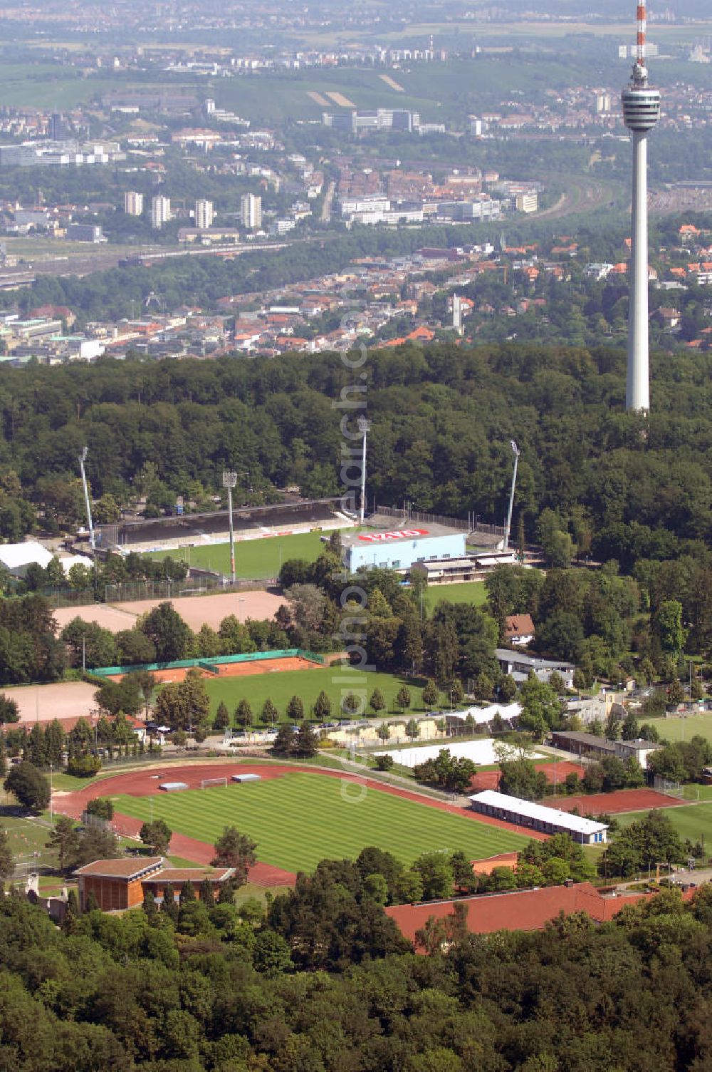 Stuttgart from the bird's eye view: Blick auf die Sportanlage Waldau mit dem Gazi-Stadion in Stuttgart. Im Nordosten, zwischen dem bebauten Gebiet und dem Fernsehturm, befindet sich das Sportzentrum Waldau mit mehreren Sportplätzen. Es gibt das Eissportzentrum Waldau – Heimat des Stuttgarter EC und das Stadion Hohe Eiche - Heimat des Stuttgarter RC und des LAC Degerloch. Das GAZI-Stadion auf der Waldau ist seit 1905 Heimat der Stuttgarter Kickers und seit 1982 der Stuttgart Scorpions. Am 17. Juli 2008 beschloss der Stuttgarter Gemeinderat, das Stadion für insgesamt 5,4 Millionen Euro umzubauen, um die DFB-Anforderungen an die Spielstätten der 3. Liga zu erfüllen. Kontakt: Guts-Muths Weg 4, 70597 Stuttgart, Tel. +49 (0)711 7220442, Fax +49 (0)711 32758799