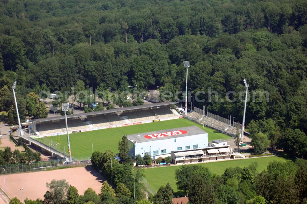 Stuttgart from above - Blick auf die Sportanlage Waldau mit dem Gazi-Stadion in Stuttgart. Im Nordosten, zwischen dem bebauten Gebiet und dem Fernsehturm, befindet sich das Sportzentrum Waldau mit mehreren Sportplätzen. Es gibt das Eissportzentrum Waldau – Heimat des Stuttgarter EC und das Stadion Hohe Eiche - Heimat des Stuttgarter RC und des LAC Degerloch. Das GAZI-Stadion auf der Waldau ist seit 1905 Heimat der Stuttgarter Kickers und seit 1982 der Stuttgart Scorpions. Am 17. Juli 2008 beschloss der Stuttgarter Gemeinderat, das Stadion für insgesamt 5,4 Millionen Euro umzubauen, um die DFB-Anforderungen an die Spielstätten der 3. Liga zu erfüllen. Kontakt: Guts-Muths Weg 4, 70597 Stuttgart, Tel. +49 (0)711 7220442, Fax +49 (0)711 32758799